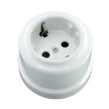 Fehér porcelán falon kívüli konnektor 2P+F kivitelben