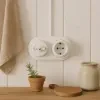 Falon kívüli fehér porcelán sorolókeret három MOTO egységhez